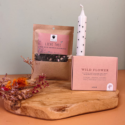 Cadeaupakket | veel liefs voor jou | thee, kaars, douchezeep