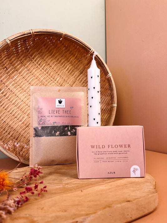 Cadeaupakket | veel liefs voor jou | thee, kaars, douchezeep