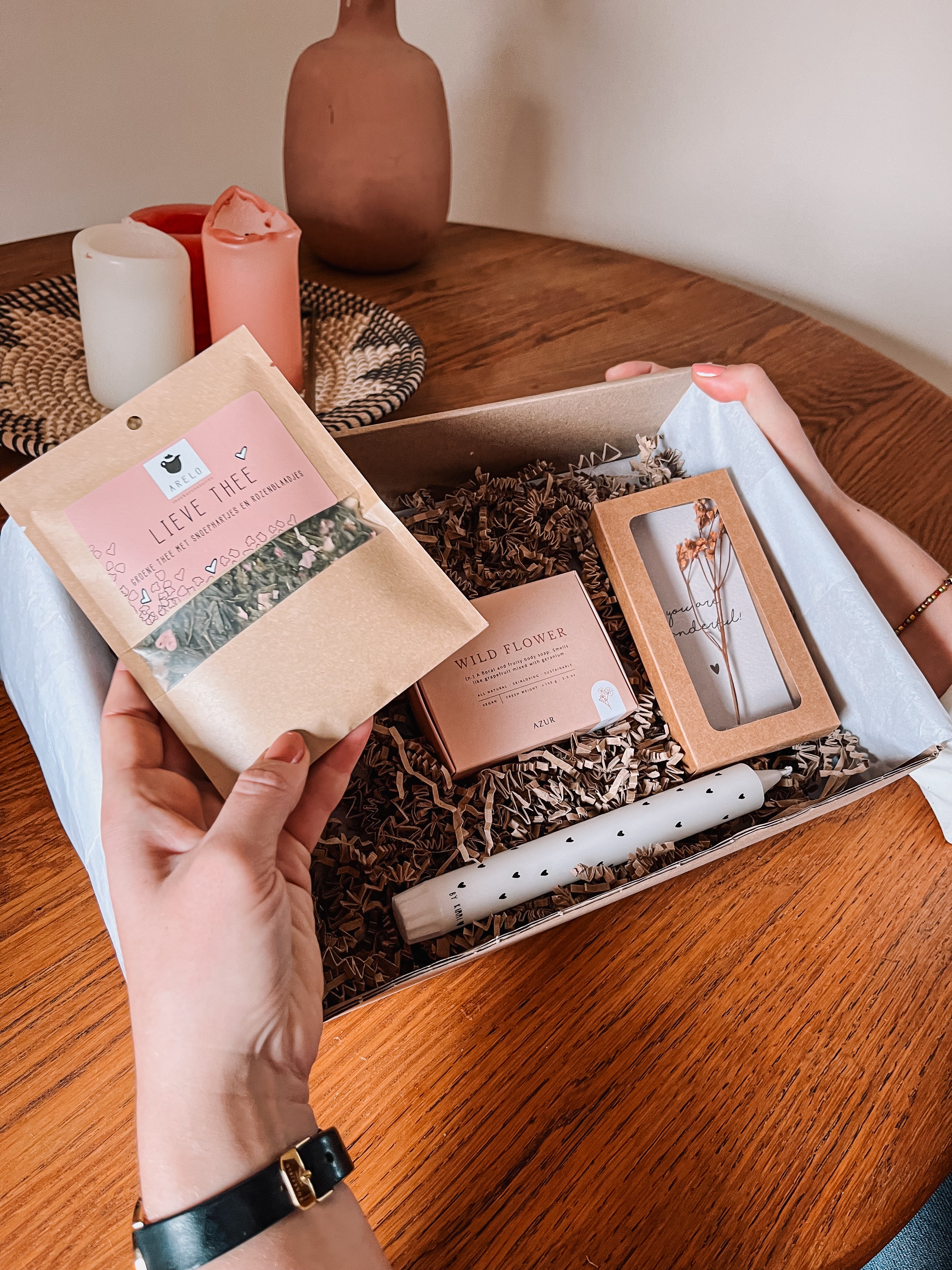 Cadeaupakket van Rejoyce te zien dat iemand het uitpakt