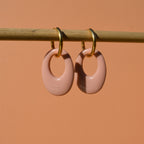 Statement oorbel met roze hanger | goud