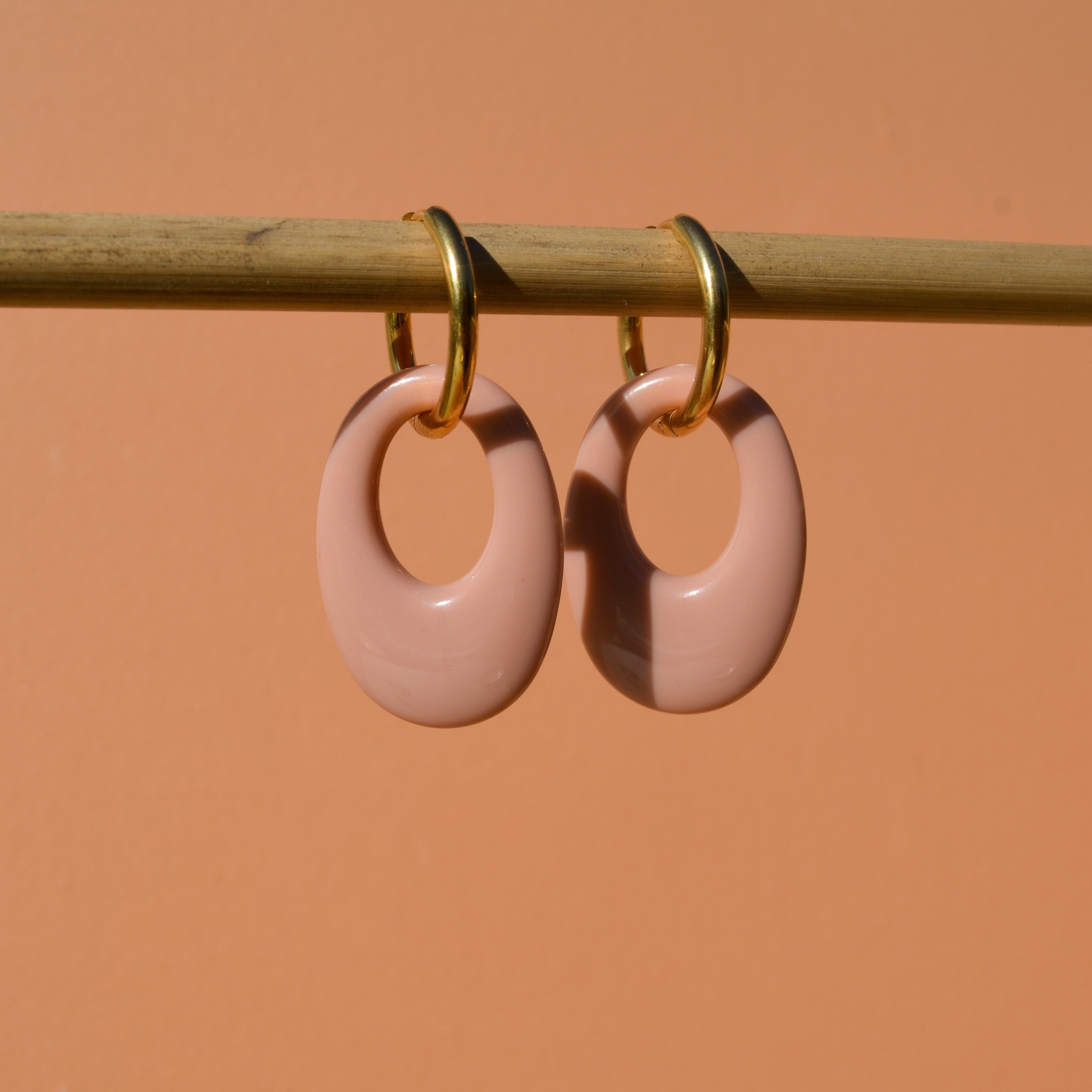 Statement oorbel met roze hanger | goud