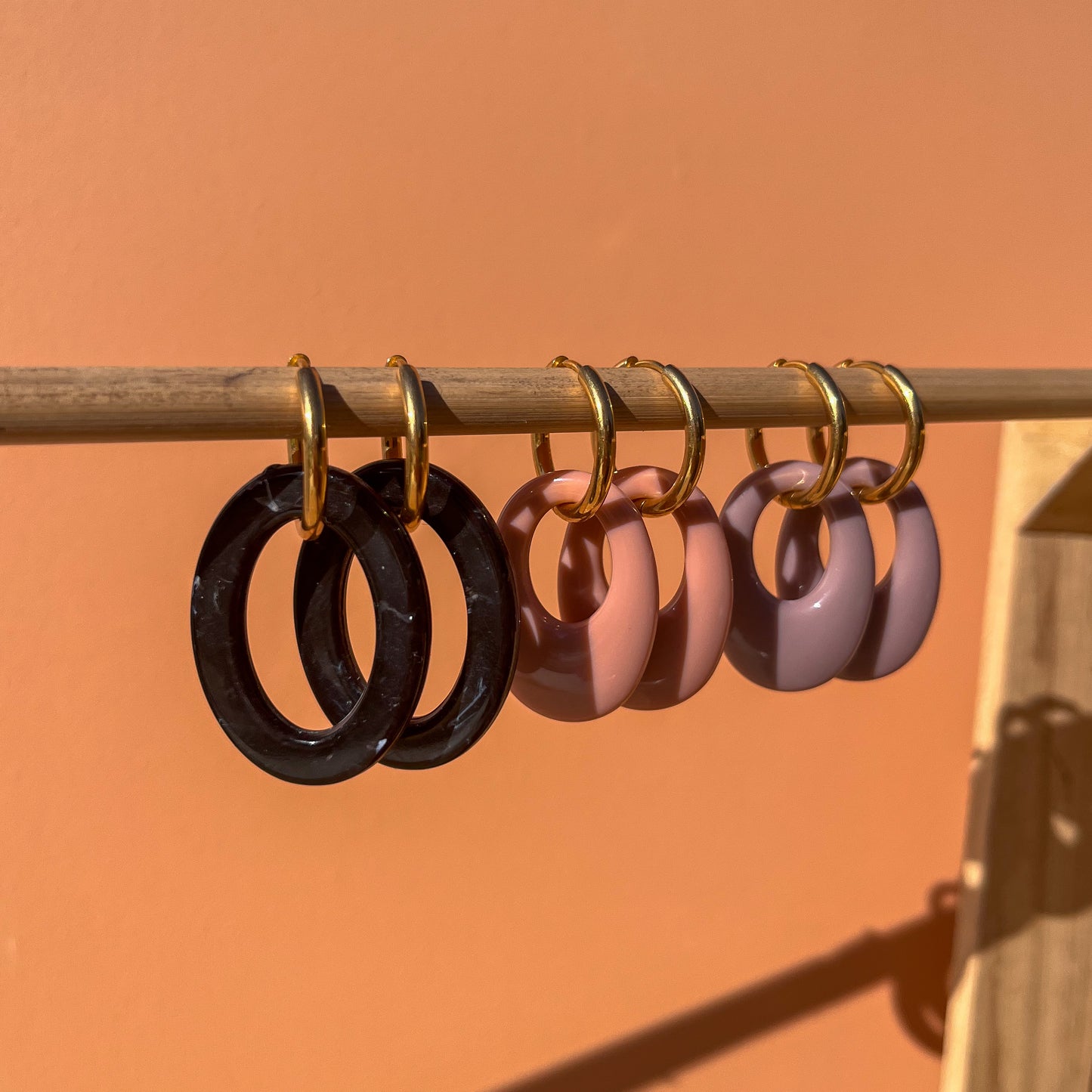 Statement oorbel met roze hanger | goud