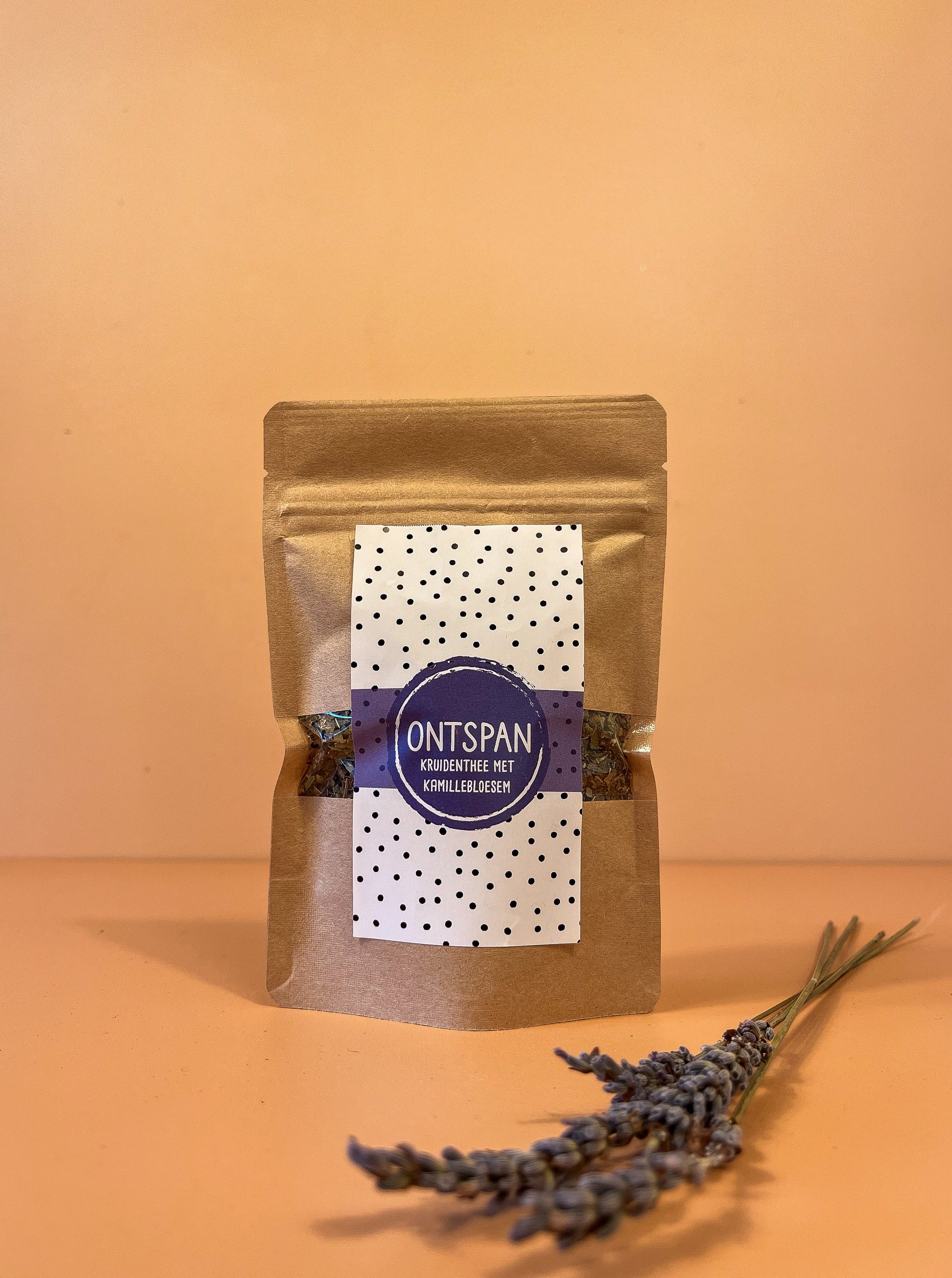 Losse thee in papieren zak met de smaak kruidenthee met kamisselbloesem. Naam van de thee is ontspan