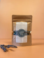 Losse thee in papieren stazak. De naam is LEEF en de smaak van de thee is groene thee met citrus.