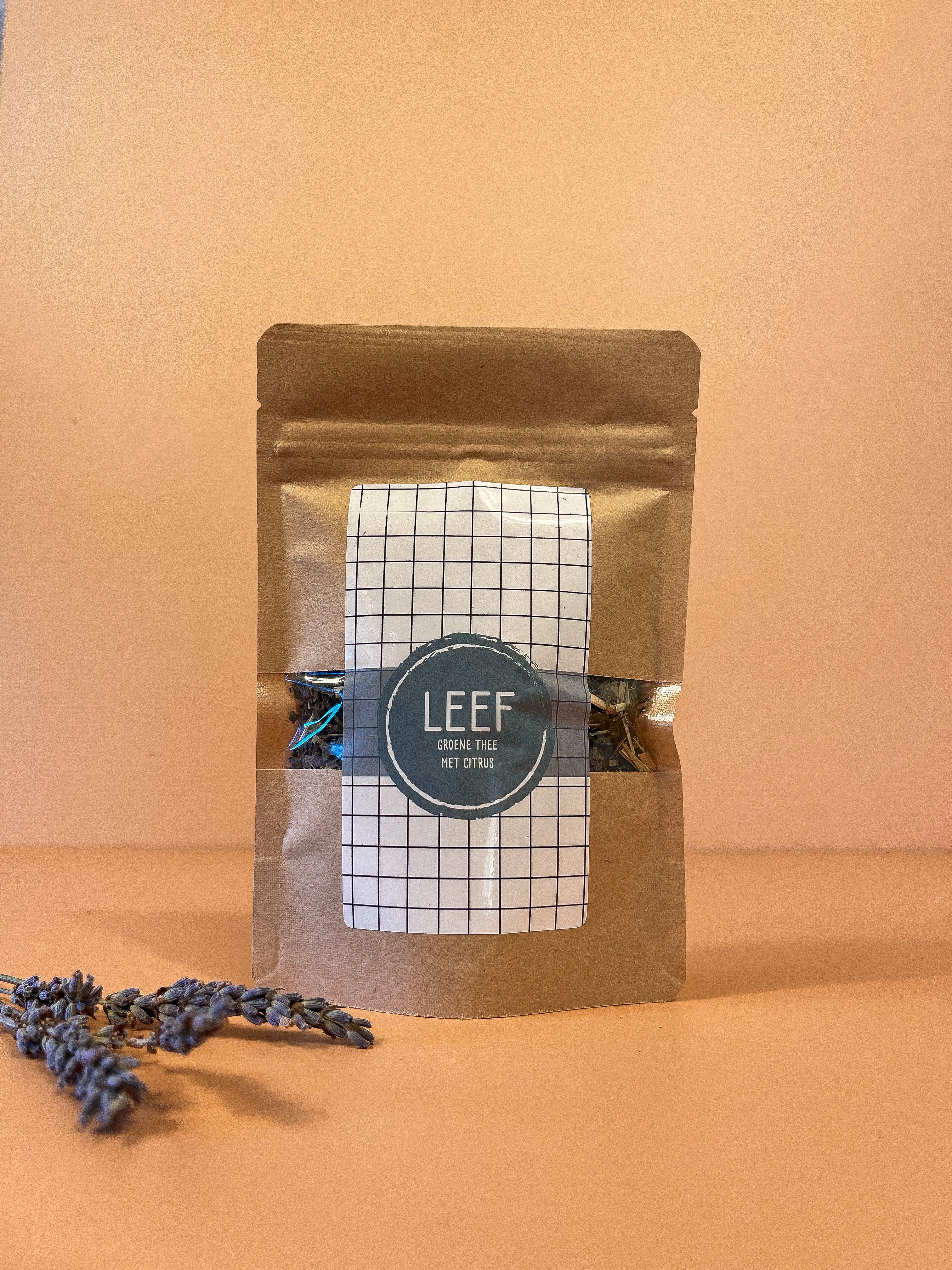 Losse thee in papieren stazak. De naam is LEEF en de smaak van de thee is groene thee met citrus.