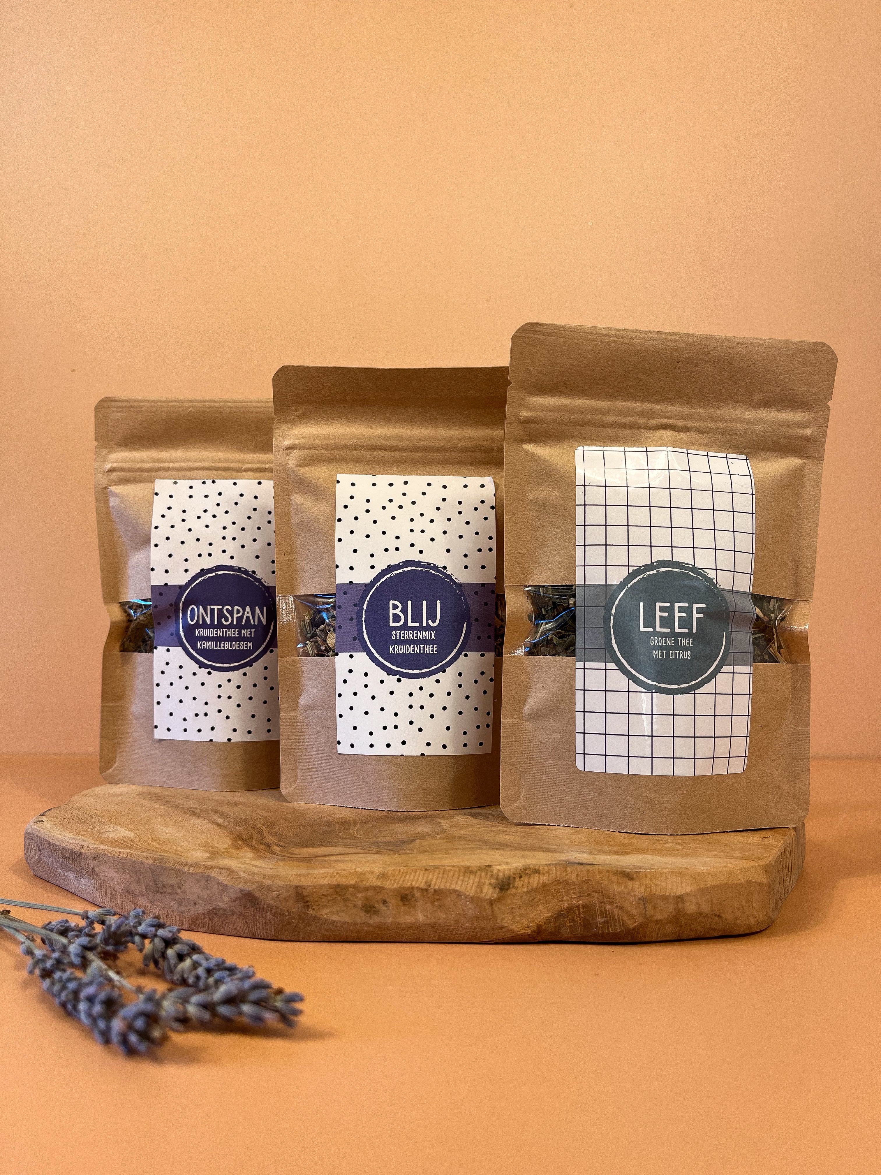 Verschillende soorten thee in papieren zakkeen. Thee met de namen Ontspan, blij en Leef