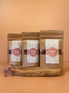 Rooibos thee met sinaasappel. Losse thee in papieren stazak. De naam van de thee is geluk