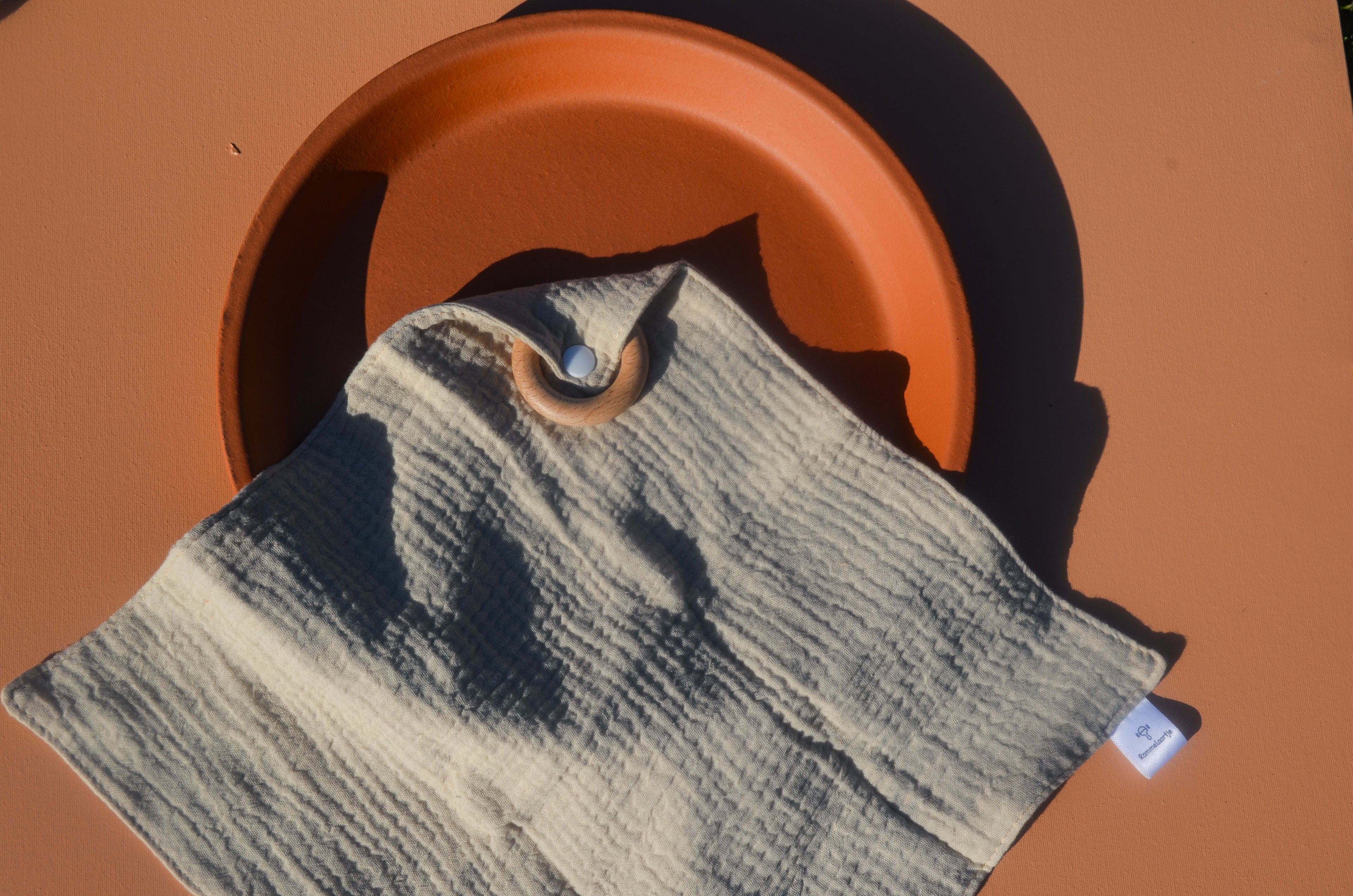 Knuffeldoekje met beuken bijtring - Zand