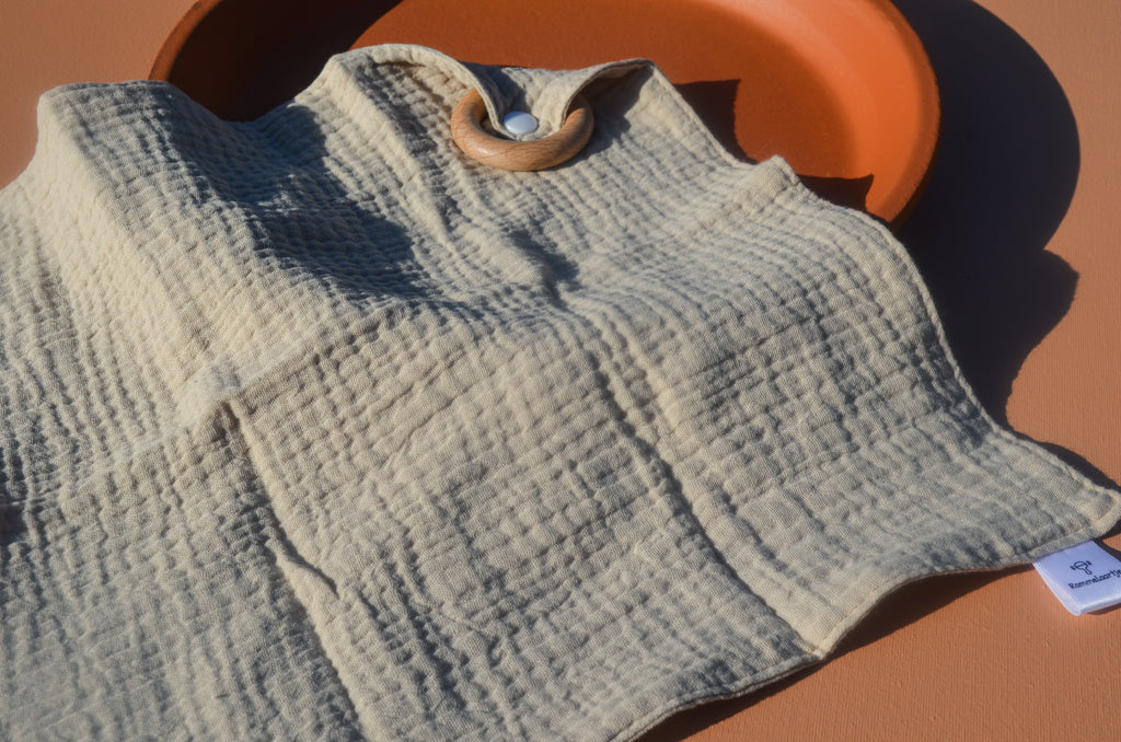 Knuffeldoekje met beuken bijtring - Zand