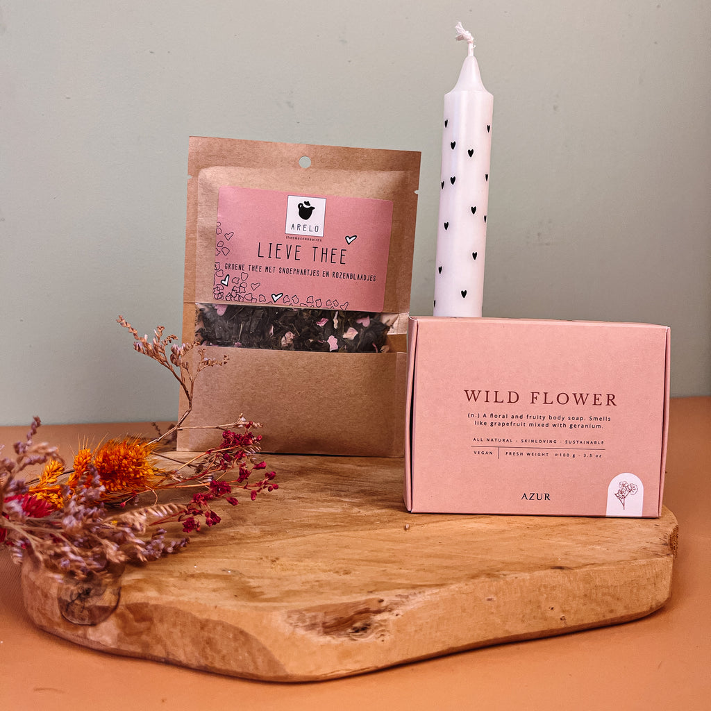 Cadeaupakket | veel liefs voor jou | thee, kaars, douchezeep