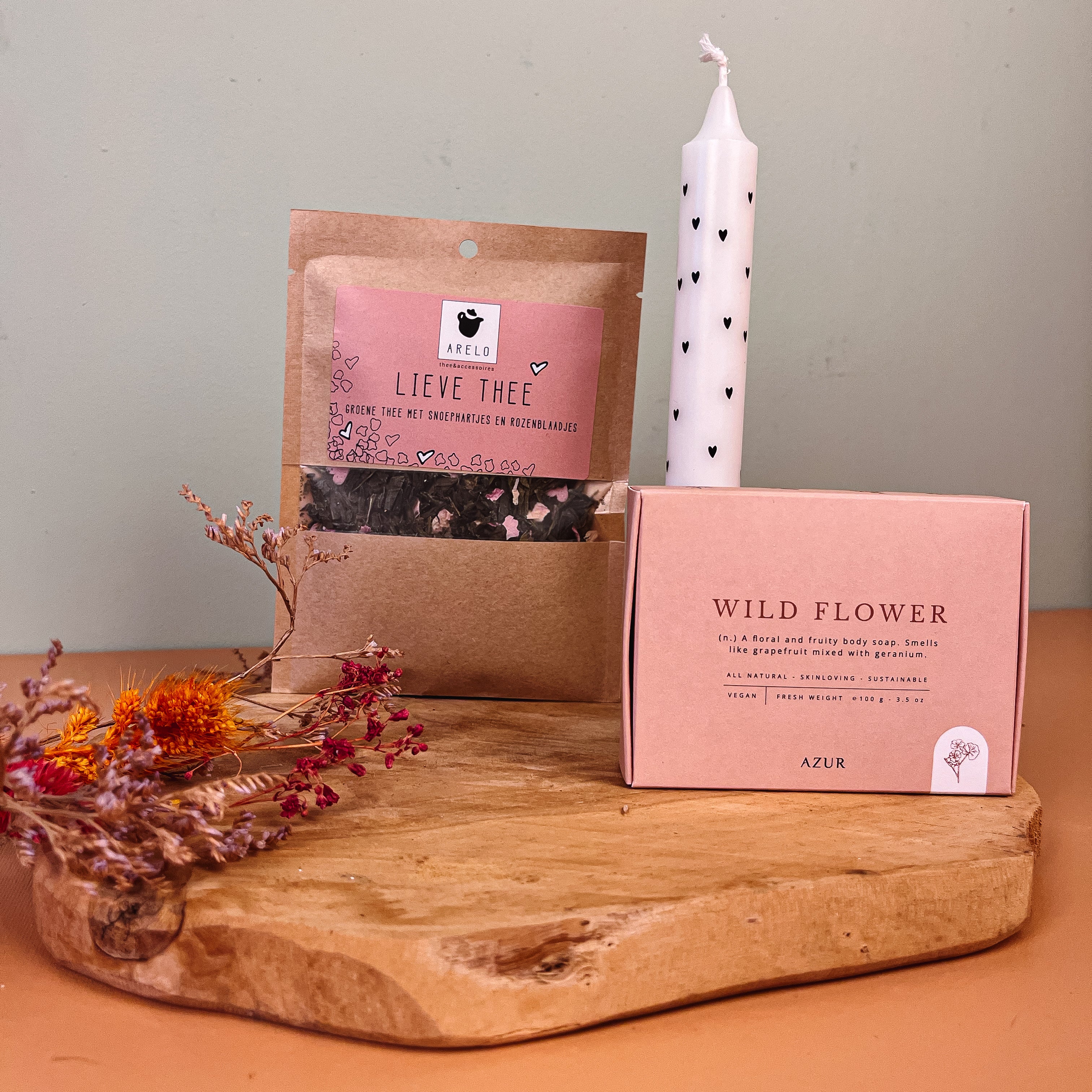 Cadeaupakket | veel liefs voor jou | thee, kaars, douchezeep