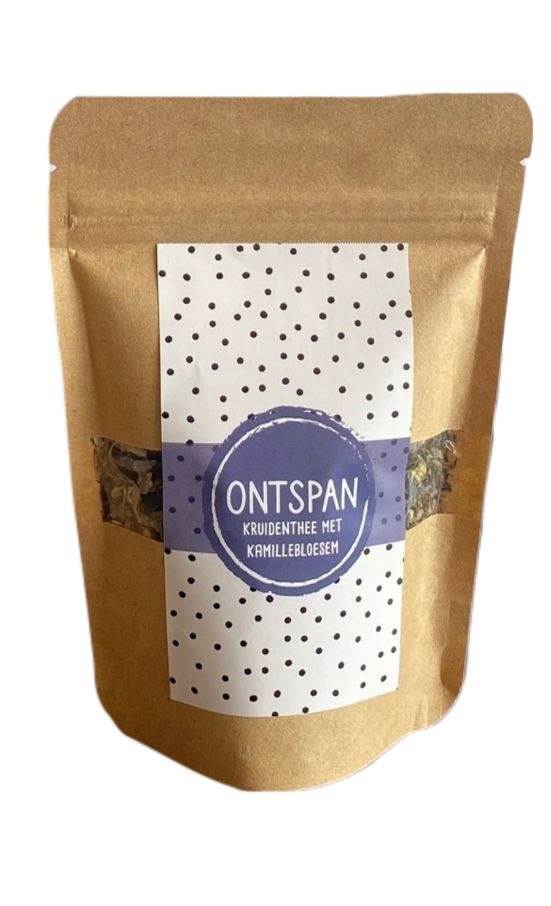 Losse thee in papieren zak met de smaak kruidenthee met kamisselbloesem. Naam van de thee is ontspan