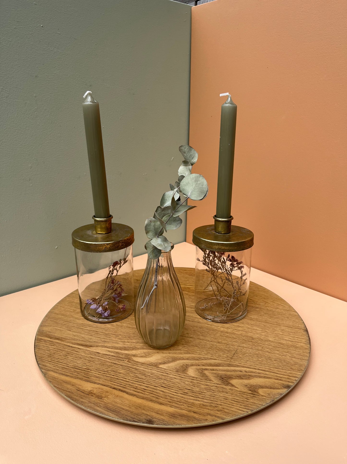 Glazen kandelaar met droogbloemen