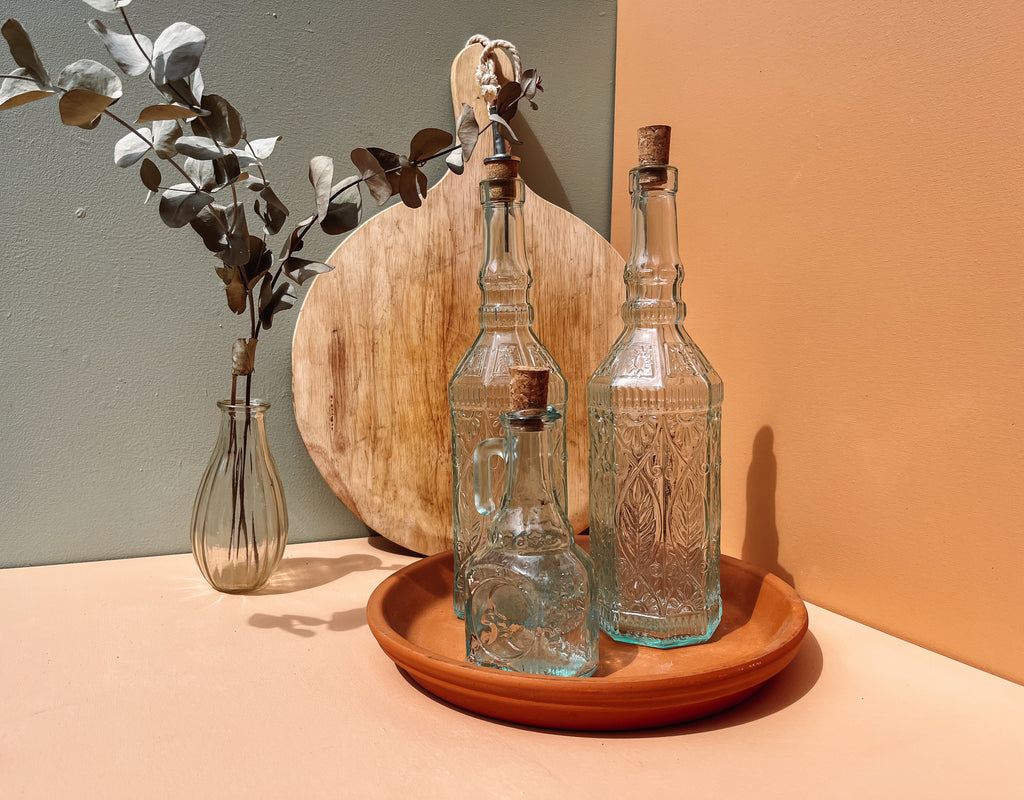 Glazen oliefles met motief