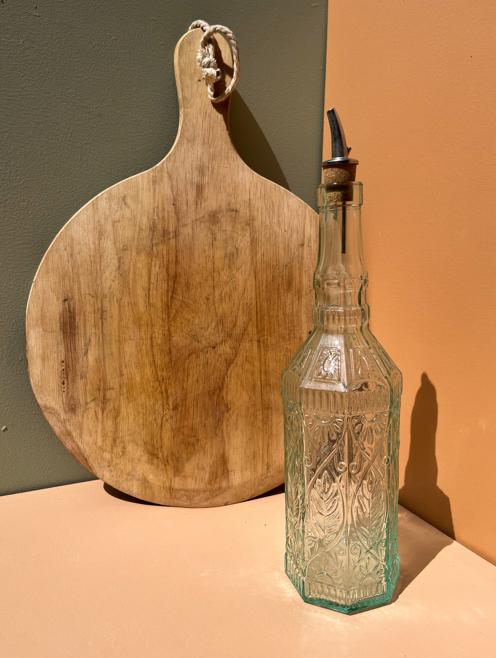 Glazen oliefles met motief