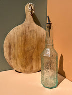 Glazen oliefles met motief