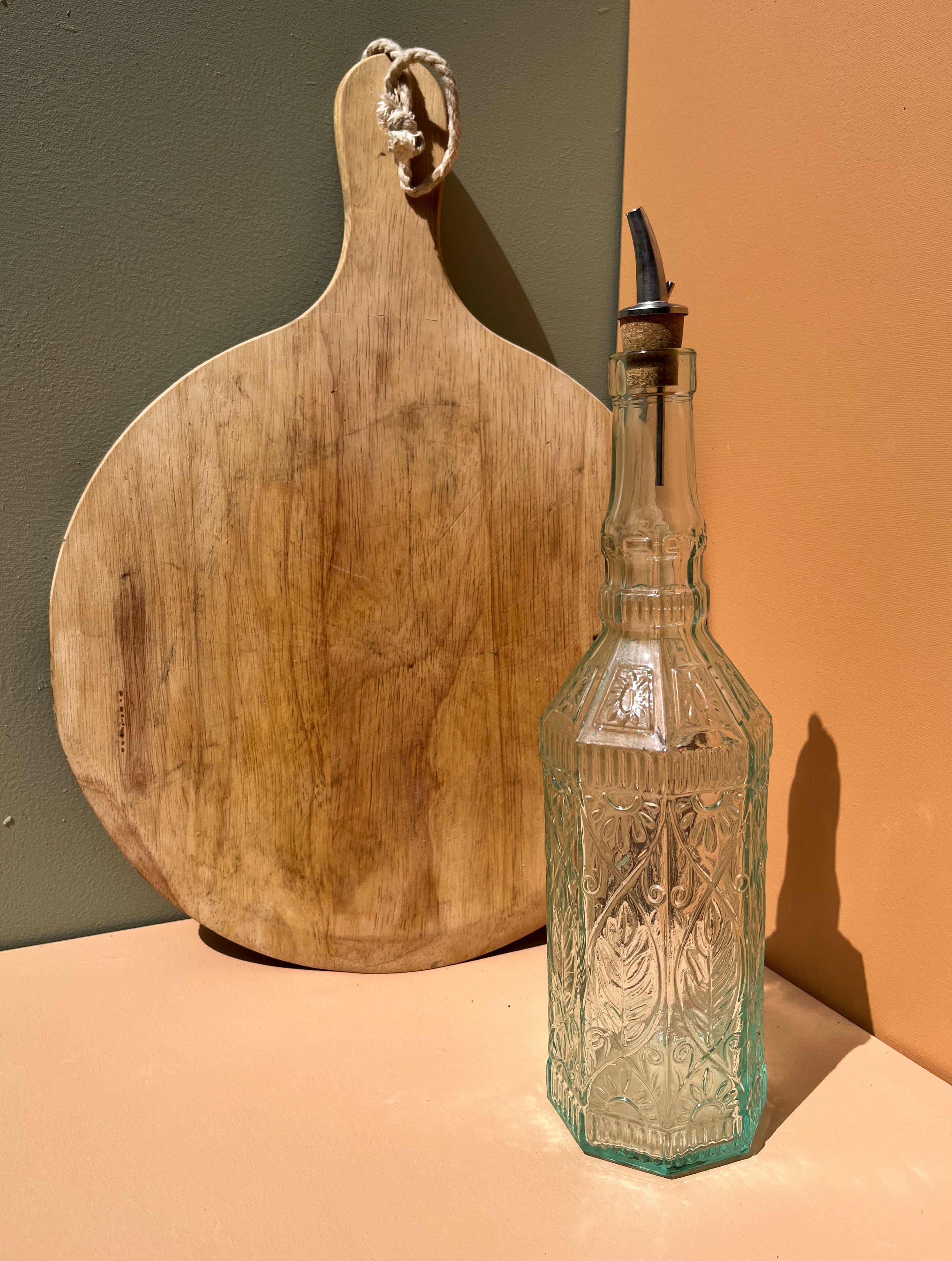 Glazen oliefles met motief