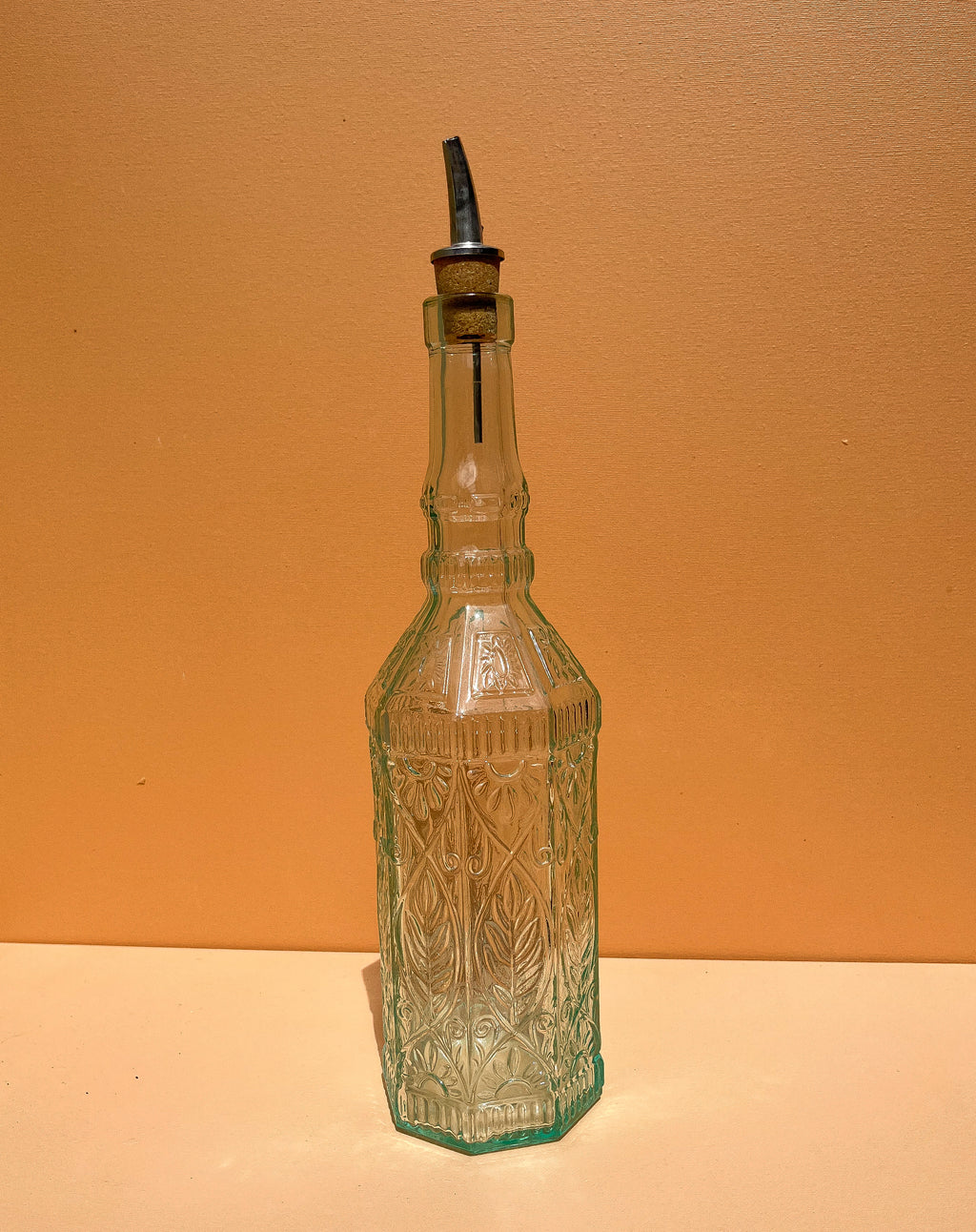 Glazen oliefles met motief